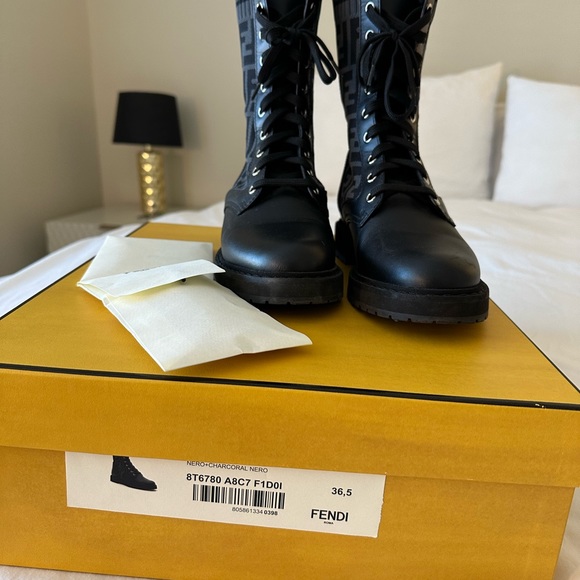 Fendi Rockoko
Black leather biker boots with stretch fabric size 36.5 - Picture 6 of 10